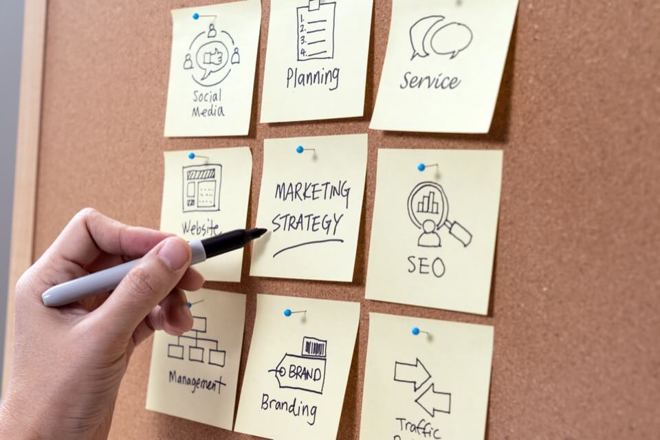 Notes on a corkboard about SEO and email marketing